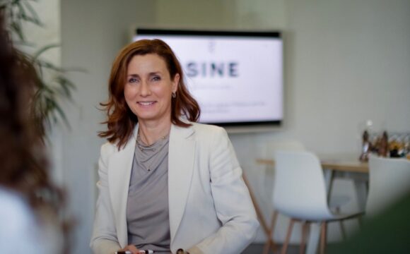 Petra Keel_Frau am Steuer_autobau erlebniswelt